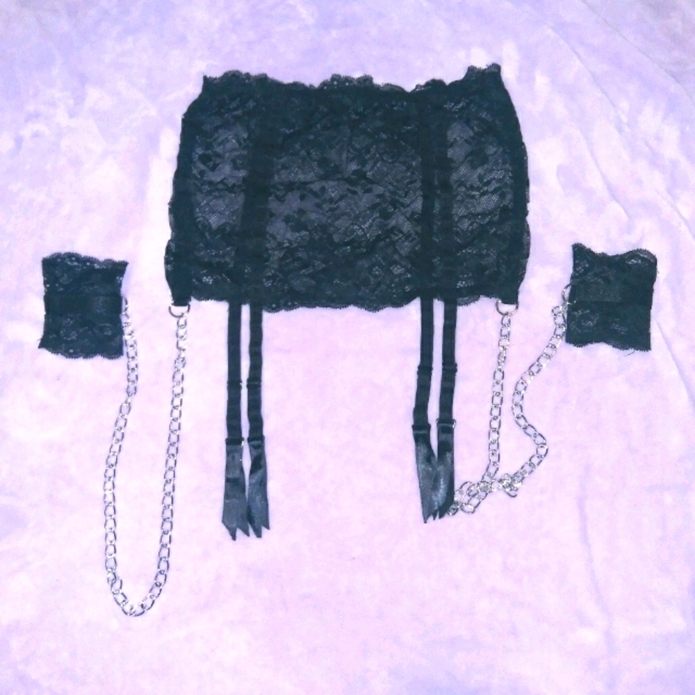 (Widow) garter skirt with cuffs